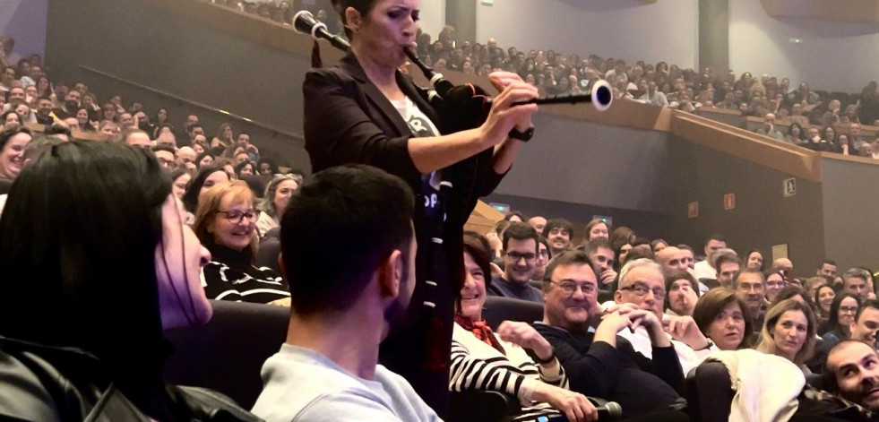 Silvia Abril le toca la gaita a los coruñeses en el Palacio de la Ópera