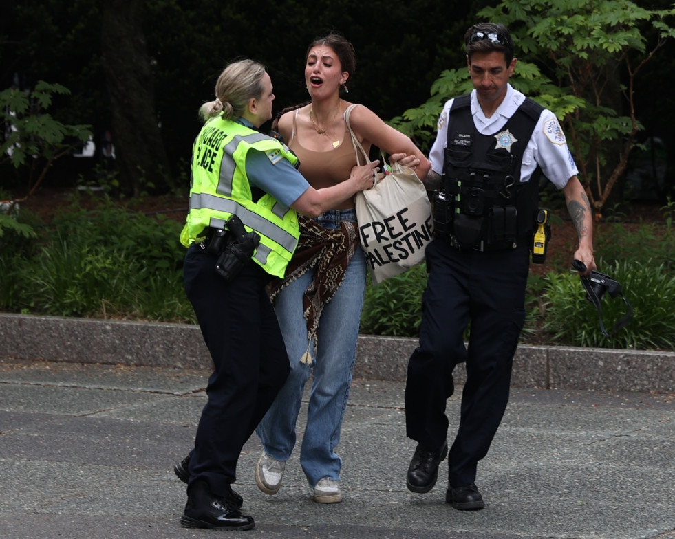 Chicago (United States), 05/05/2024.- Chicago Police officers detain a woman during arrests of dozens of Pro-Palestinian protesters at the Art Institute of Chicago in Chicago, Illinois, USA, 04 May 20