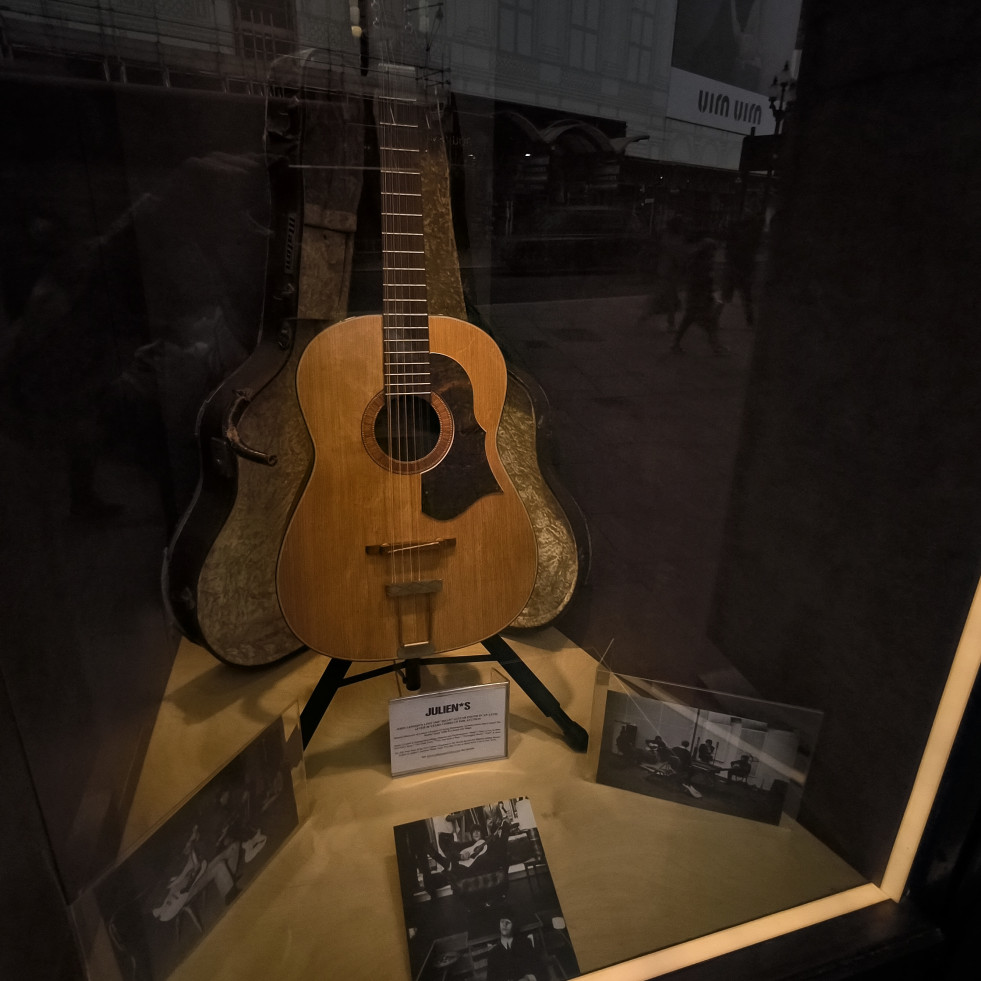 La guitarra perdida de John Lennon reaparece para batir récords de subasta