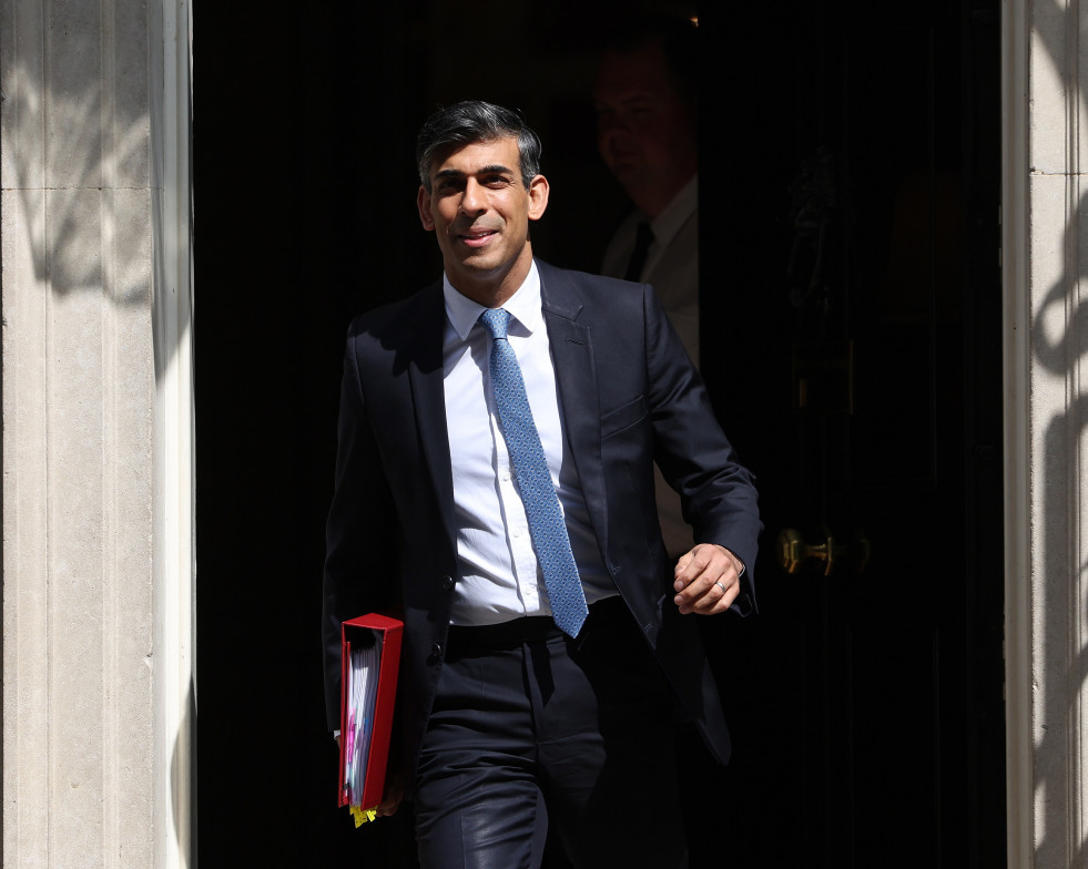 London (United Kingdom), 01/05/2024.- British Prime Minister Rishi Sunak departs 10 Downing Street for Prime Minister's Questions at parliament in London, Britain, 01 May 2024. (Reino Unido, Londres) 