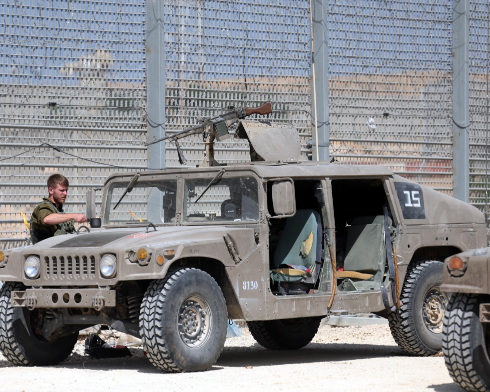 Erez (Israel), 05/05/2024.- An Israeli soldier checks his vehicle next to the Erez crossing along the border fence with the northern Gaza Strip, Israel, 05 May 2024. EFE/EPA/ABIR SULTAN